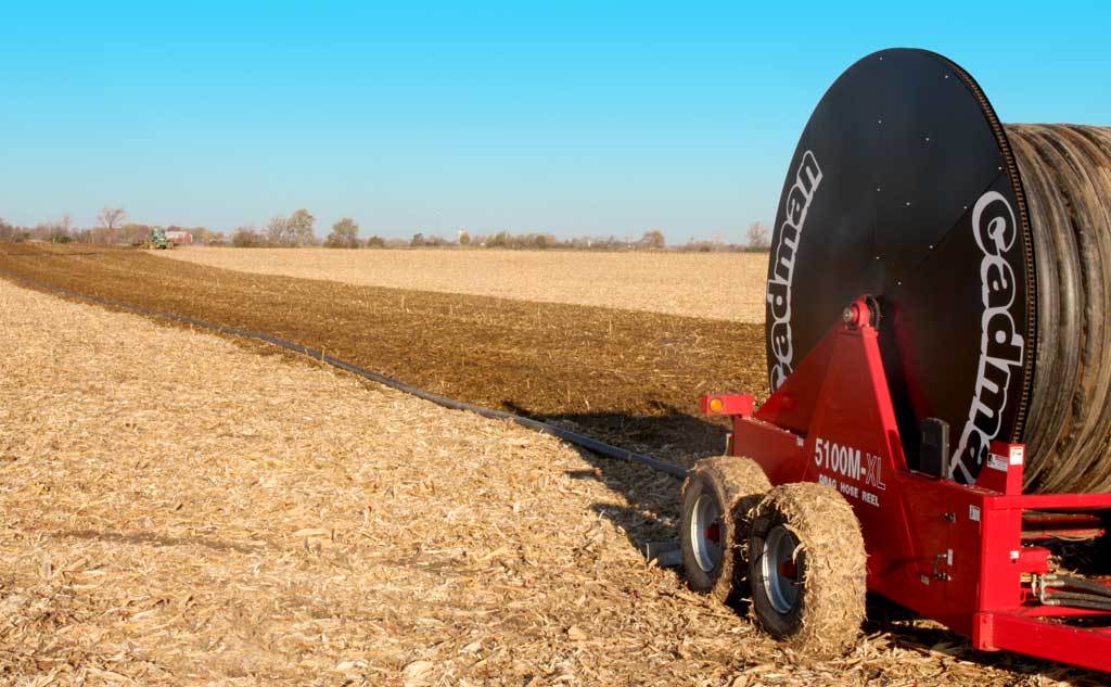 Apūdeņošanas un šķidrmēslu iestrādes tehnika no Kanādas ražotāja Cadman.